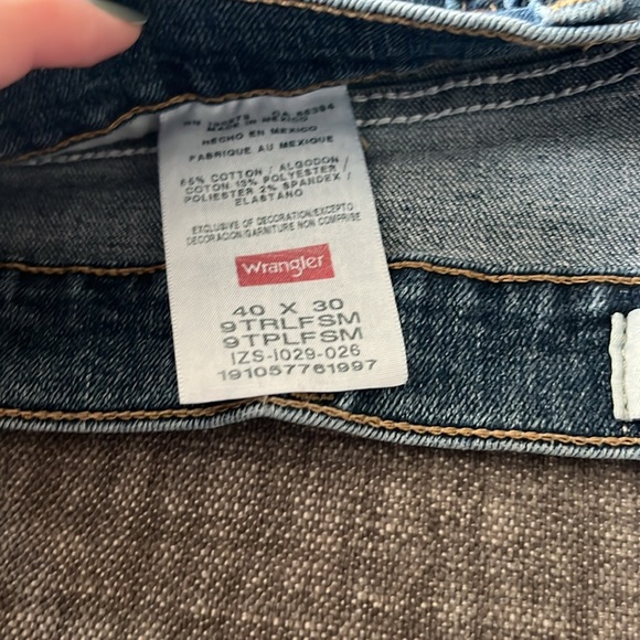 Men’s Wrangler Relaxed Fit Jeans - Picture 3 of 4